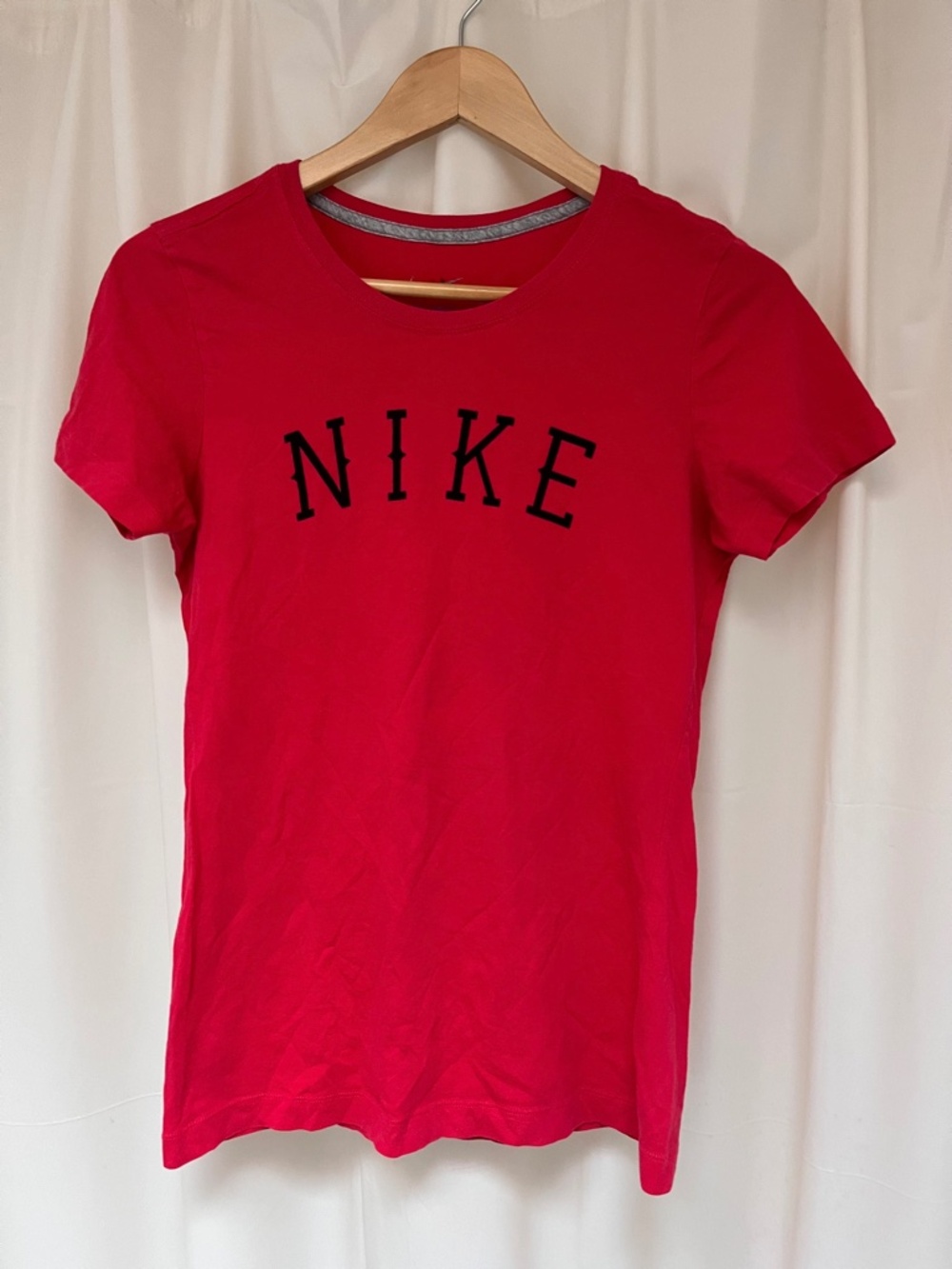 Nike red t-shirt slim fit medium short sleeve logo